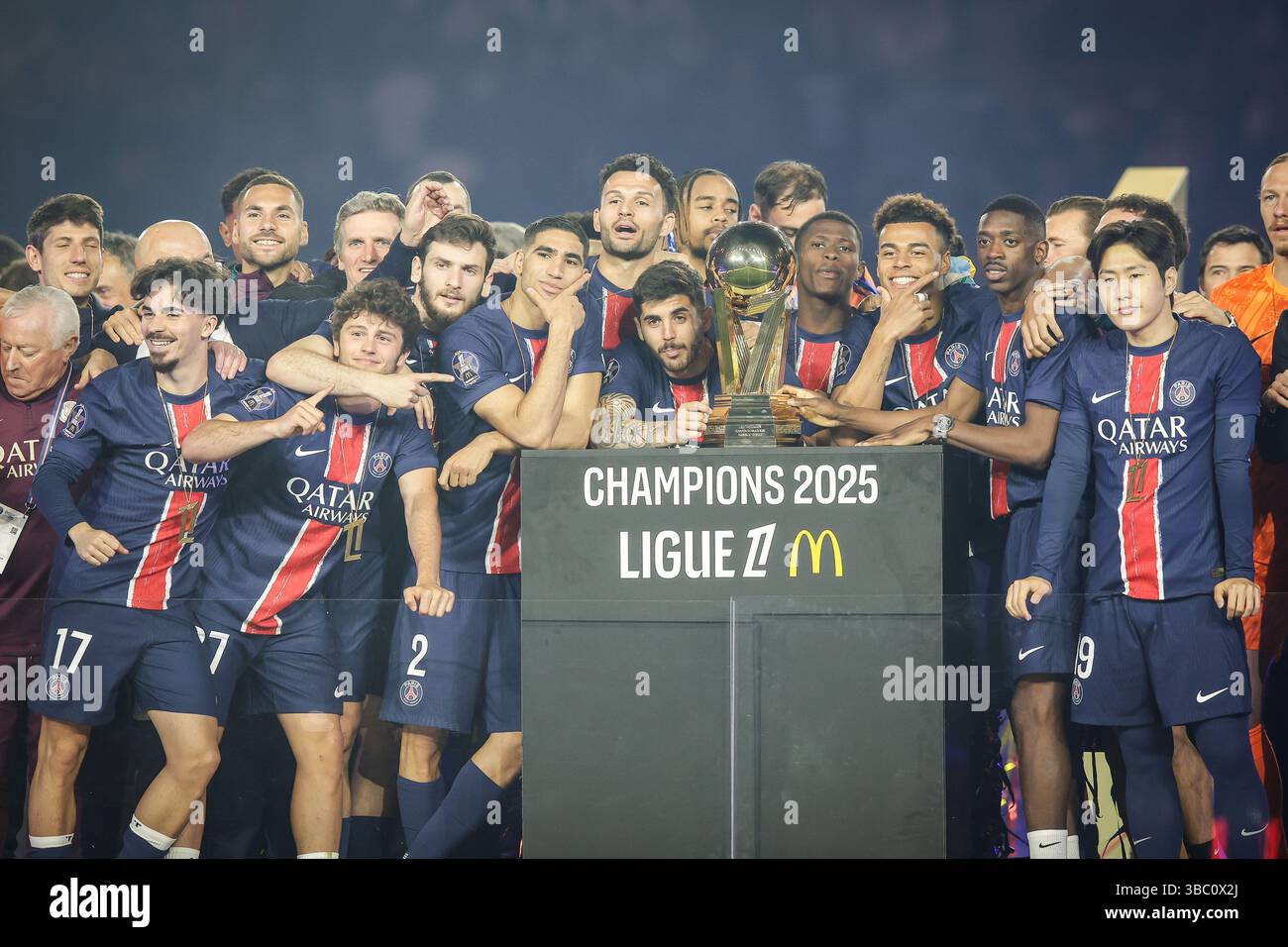 Parigi, Francia, Francia. 17 maggio 2025. I giocatori del Paris Saint-Germain celebrano il primo posto nel campionato francese di Ligue 1 2024-25 con il trofeo durante la partita di Ligue 1 tra il Paris Saint-Germain (PSG) e AJ Auxerre allo stadio Parc des Princes il 17 maggio 2025 a Parigi, Francia. (Credit Image: © Matthieu Mirville/ZUMA Press Wire) SOLO PER USO EDITORIALE! Non per USO commerciale! Foto Stock