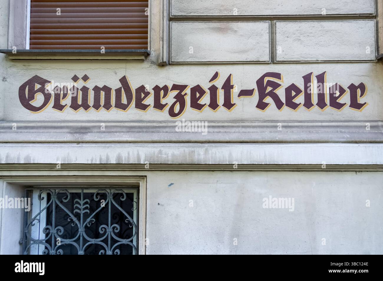 Insegna del negozio in stile vintage con la scritta "Gründerzeit-Keller" sulla facciata di un negozio di mobili antichi nel quartiere Schöneberg di Berlino. Foto Stock