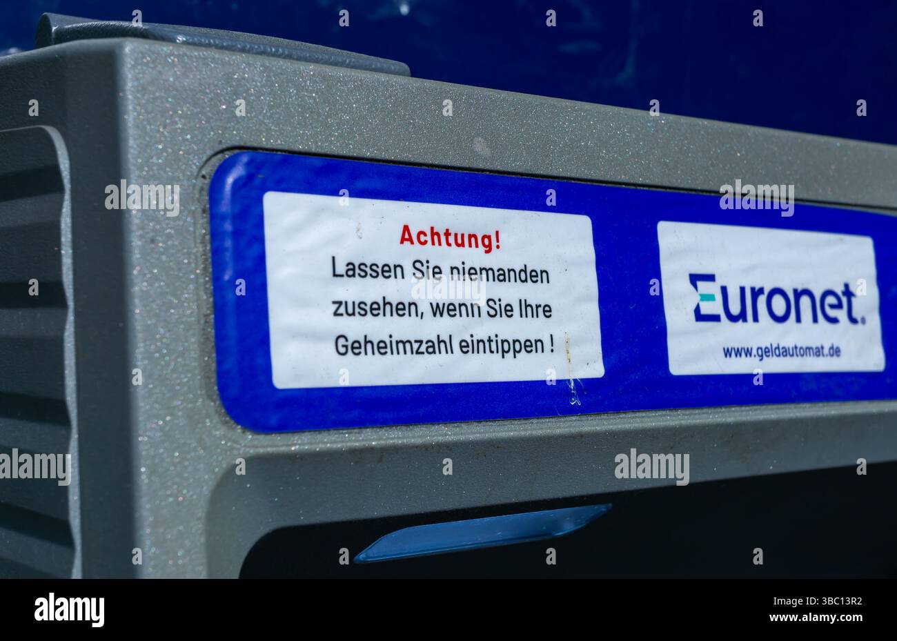 Primo piano ATM Euronet con segnale di avviso di sicurezza in Germania – promemoria di protezione PIN Foto Stock