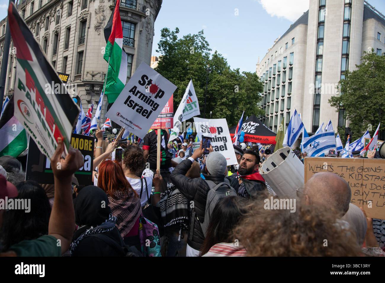 Londra, Inghilterra, Regno Unito. 17 maggio 2025. Mentre centinaia di migliaia di persone hanno marciato nel centro di Londra per celebrare il 77° anniversario della Nakba e per chiedere la libertà per la Palestina - un piccolo gruppo di contrmostranti ha chiesto la liberazione degli ostaggi israeliani e ha portato cartelli con la scritta "Hamas è terrorista” e "abbiamo liberato la Palestina nel 1948”. Crediti: Kiki Streitberger/Alamy Live News Foto Stock