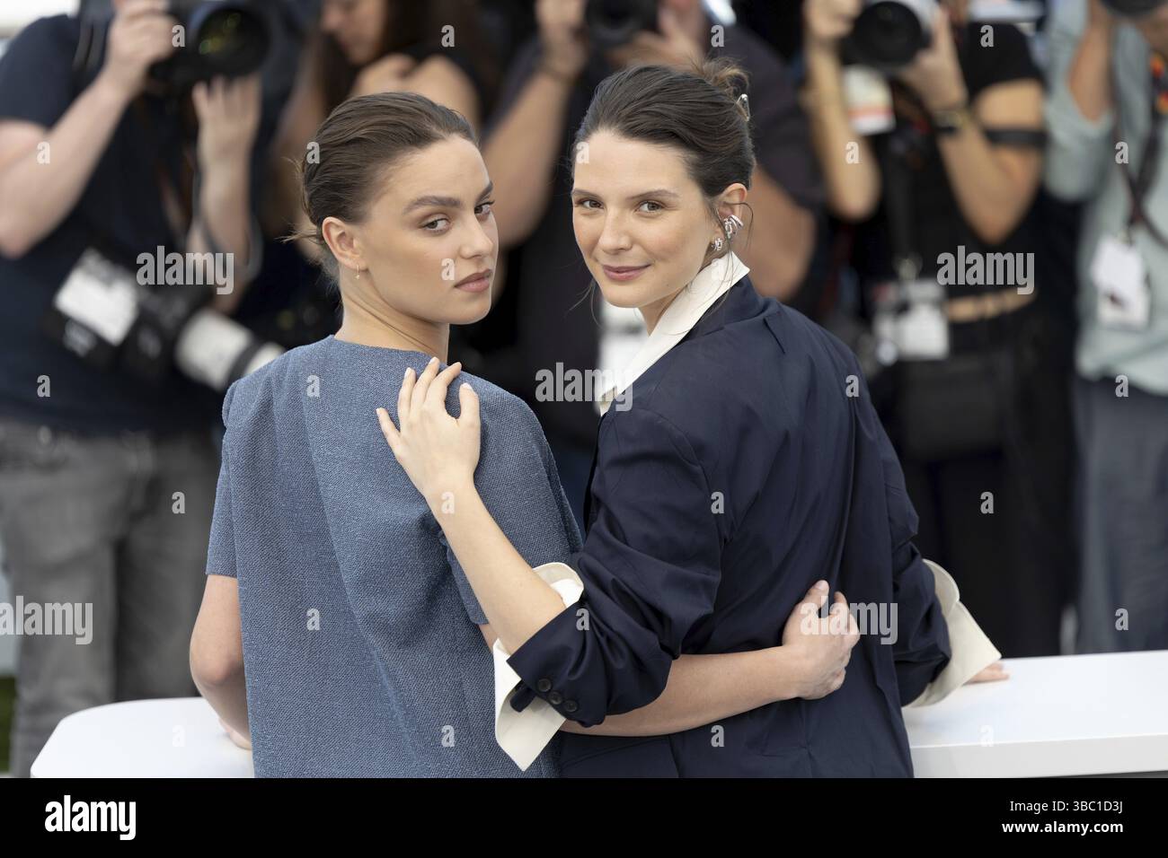 Cannes, Francia - 15.5,2024: Angelina Woreth e Josephine Japy durante il photocall per QUI BRILLE AU COMBAT (THE WONDERERS) al 78° Cannes Inter Foto Stock