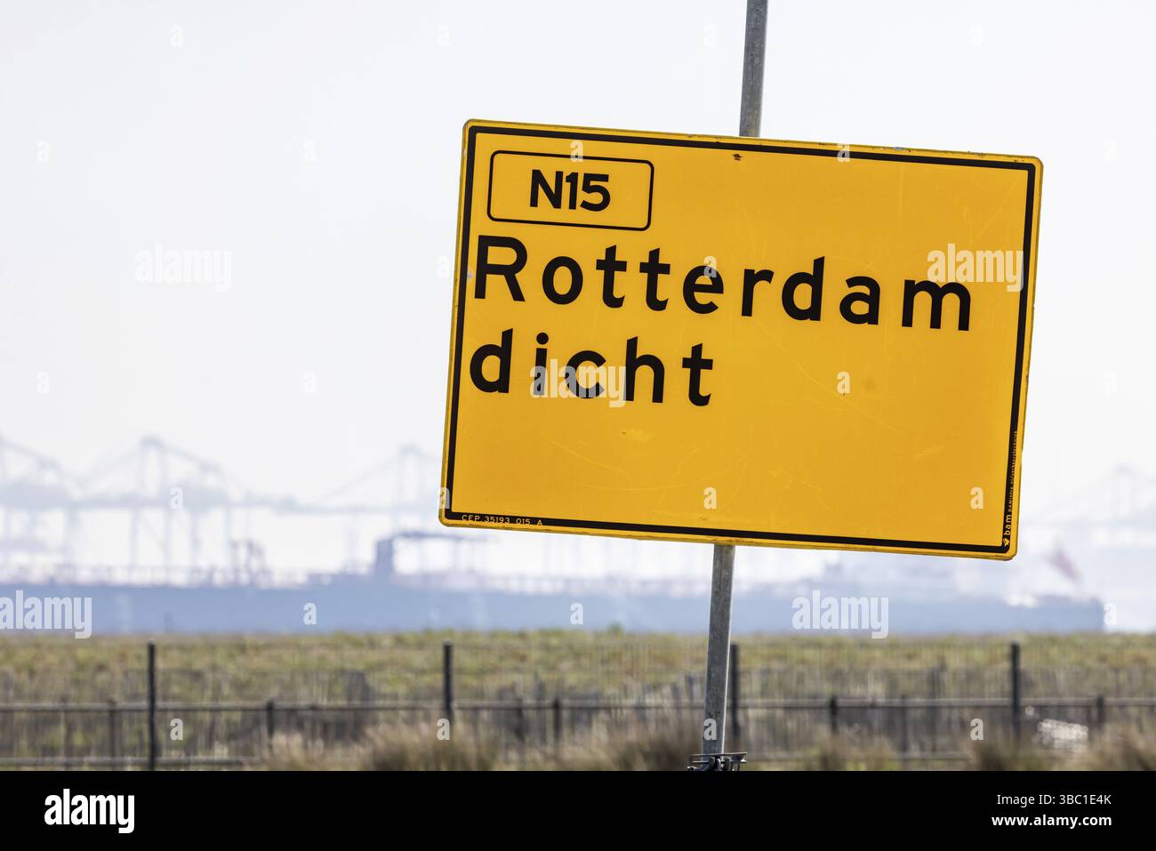 Rotterdam chiuso. Segnaletica stradale nel porto di Rotterdam. Indicazione chiara di una strada chiusa. Rotterdam, Zuid-Holland, Paesi Bassi Foto Stock