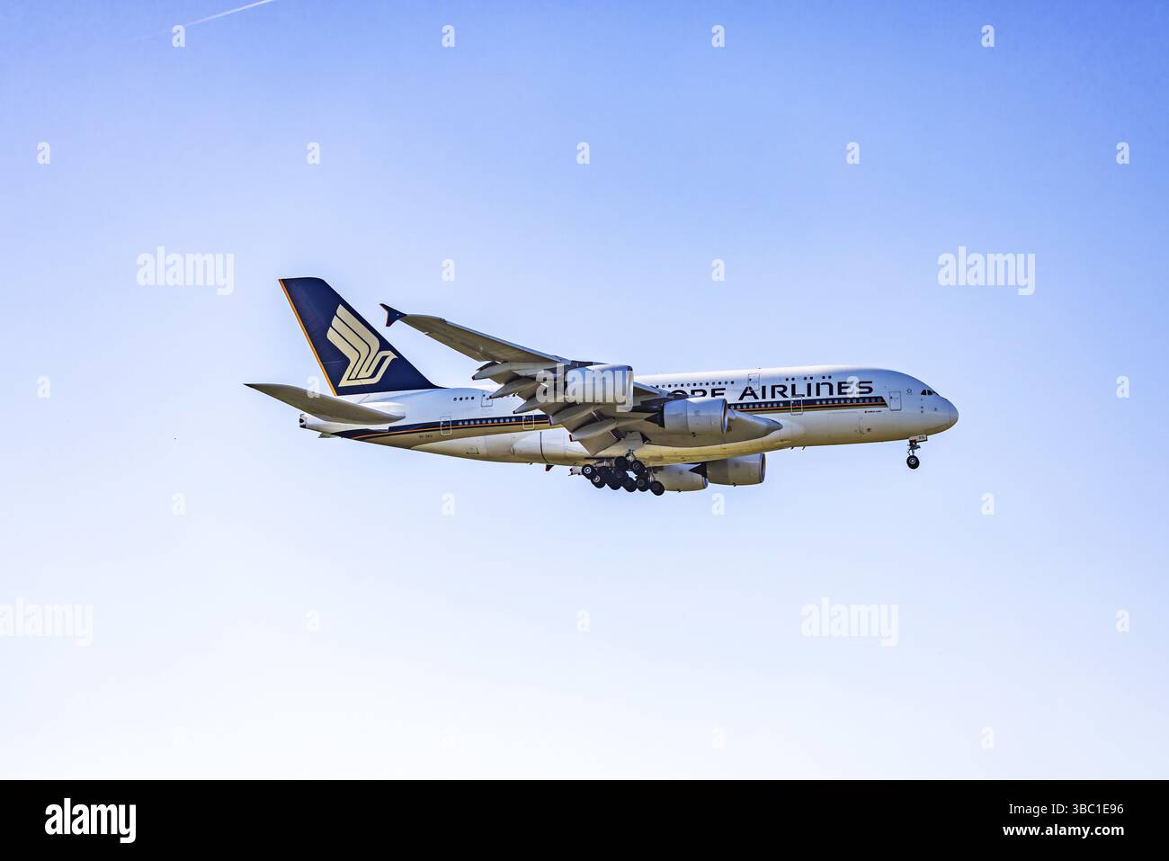 Aeroporto di Fraport a Francoforte sul meno. Aeromobili in avvicinamento. Immatricolazione degli aeromobili: 9V-SKU, Singapore Airlines, Airbus A380-800, Francoforte sul meno, HES Foto Stock