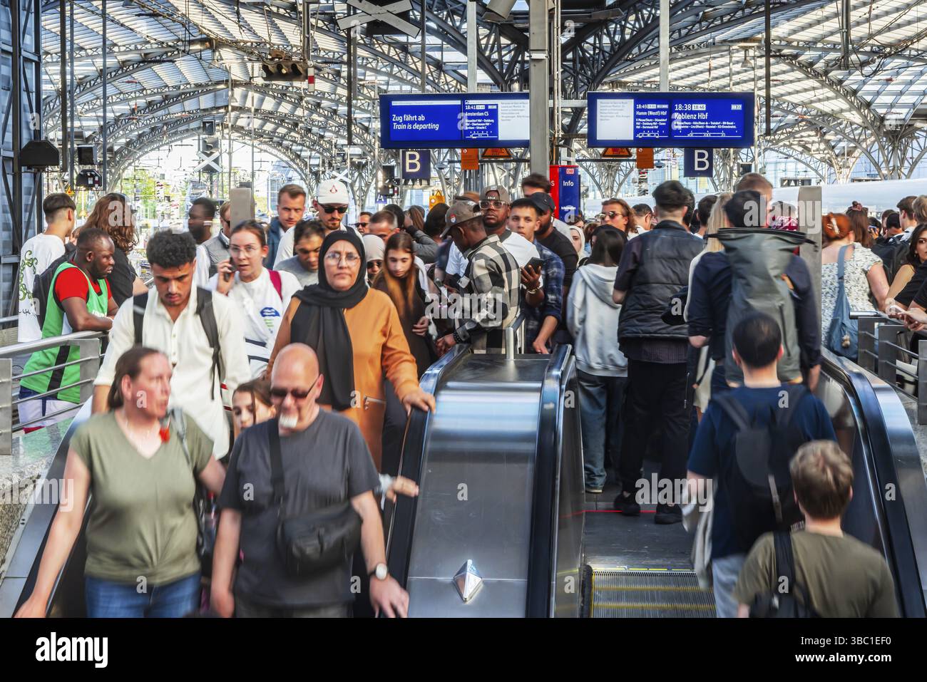 Stazione centrale di Colonia. Scale fino alle piattaforme. Viaggiatori in attesa del treno sul binario. Folla con movimento sfocato. Colonia, Renania settentrionale-Wes Foto Stock