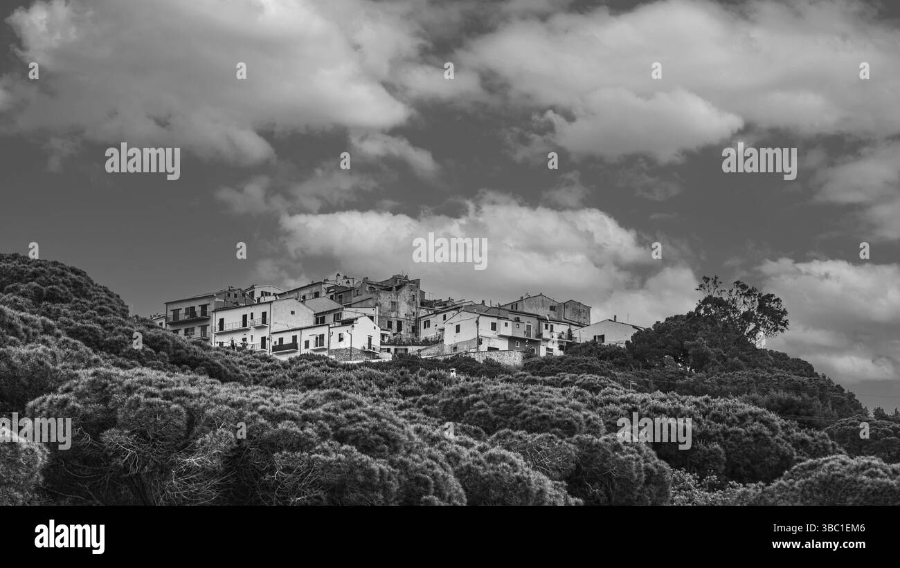 Il villaggio di Capoliveri, vista dalla spiaggia della Madonna, fotografia in bianco e nero, Isola d'Elba, Parco Nazionale dell'Arcipelago Toscano, Toscana, Ital Foto Stock