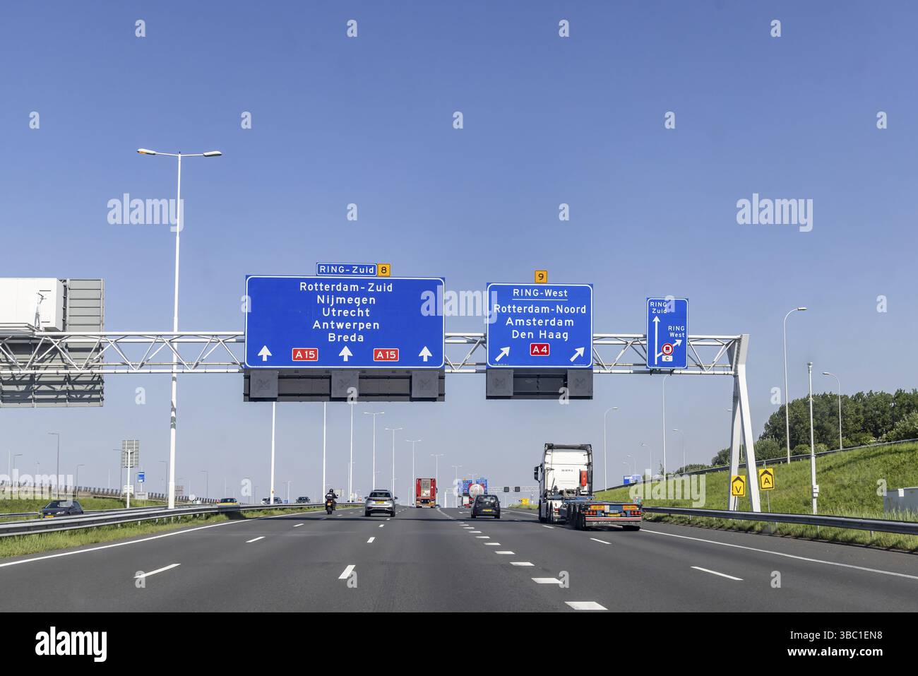 Accesso al porto di Rotterdam. Autostrada con indicazioni stradali. Rotterdam, Zuid-Holland, Paesi Bassi Foto Stock