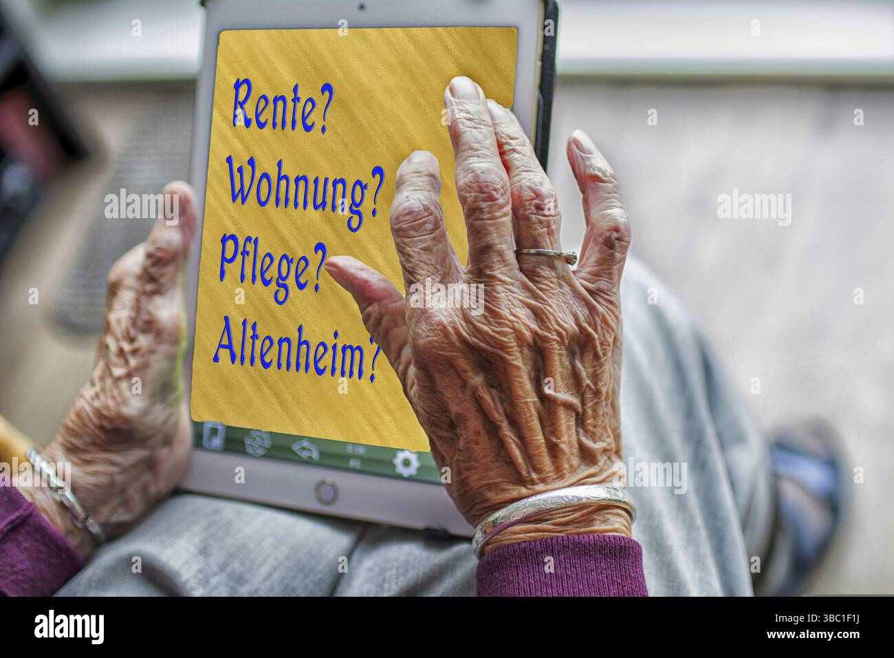 Immagine simbolica: Vecchiaia che guarda al vassoio, povertà in età avanzata, sicurezza finanziaria, pensione, sistema pensionistico, costi per l’alloggio, casa di cura, cura, cura Foto Stock