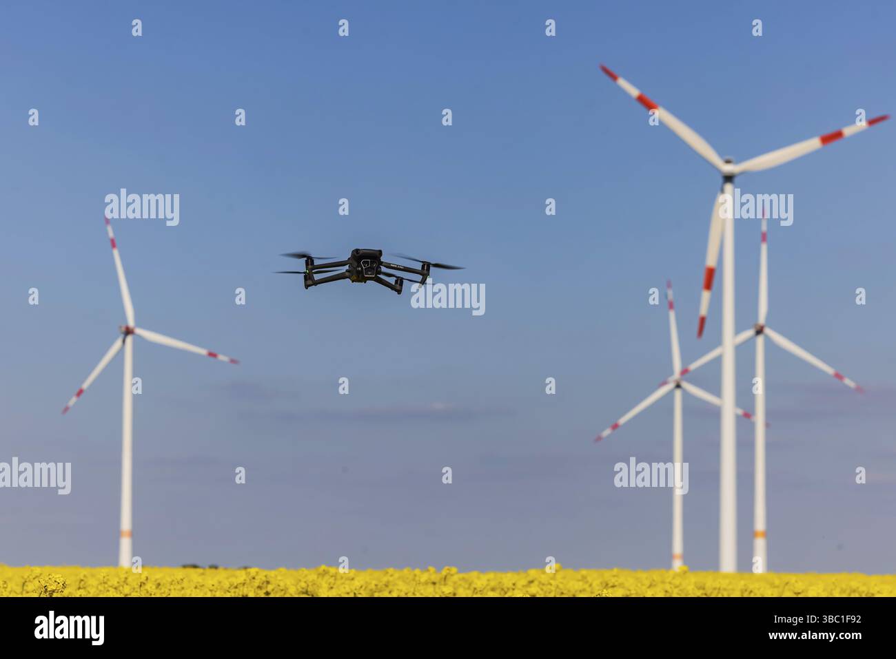 Un drone Mavic 3 Pro vola per una turbina eolica in un parco eolico. Dornstadt, Baden-Wuerttemberg, Germania, Europa Foto Stock
