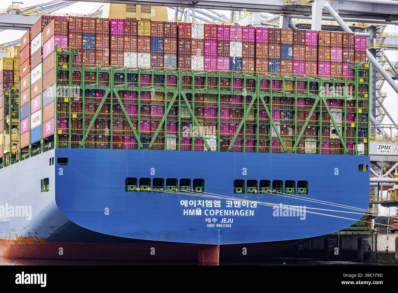 La nave container HMM Copenhagen ha una lunghezza di 399,9 metri. Terminal RWG (Rotterdam World Gateway. Terminal container nelle acque profonde di Maasvlakte 2 Foto Stock