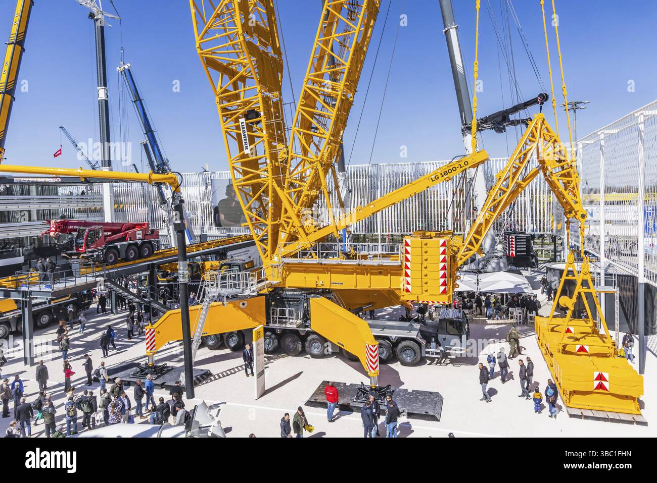 Gru a traliccio LG 1800-1.0 con un'altezza di sollevamento massima di 204 metri per turbine eoliche. BAUMA Munich, 34a fiera mondiale leader per la Foto Stock