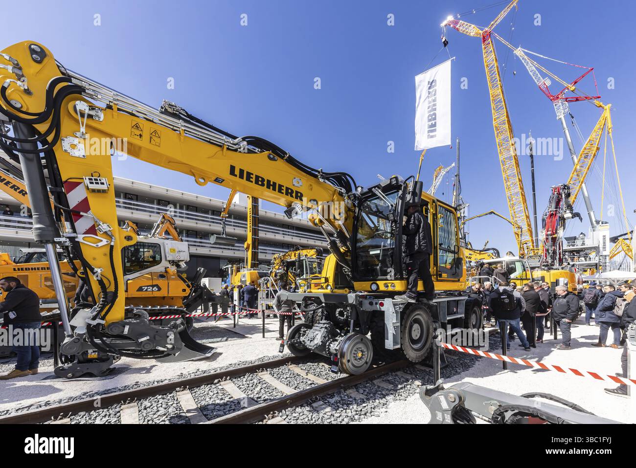 Veicolo stradale-ferroviario per la costruzione di binari. Gru a traliccio LG 1800-1.0 con un'altezza di sollevamento massima di 204 metri per turbine eoliche. BAUMA Monaco, Foto Stock