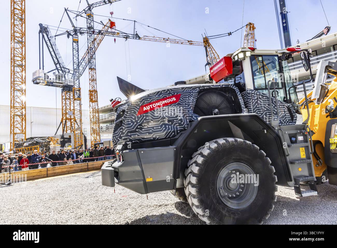 Presentazione dei veicoli autonomi. BAUMA Munich, 34a fiera mondiale leader nel settore delle macchine per l'edilizia, macchine per materiali edili, Mach per l'industria mineraria Foto Stock