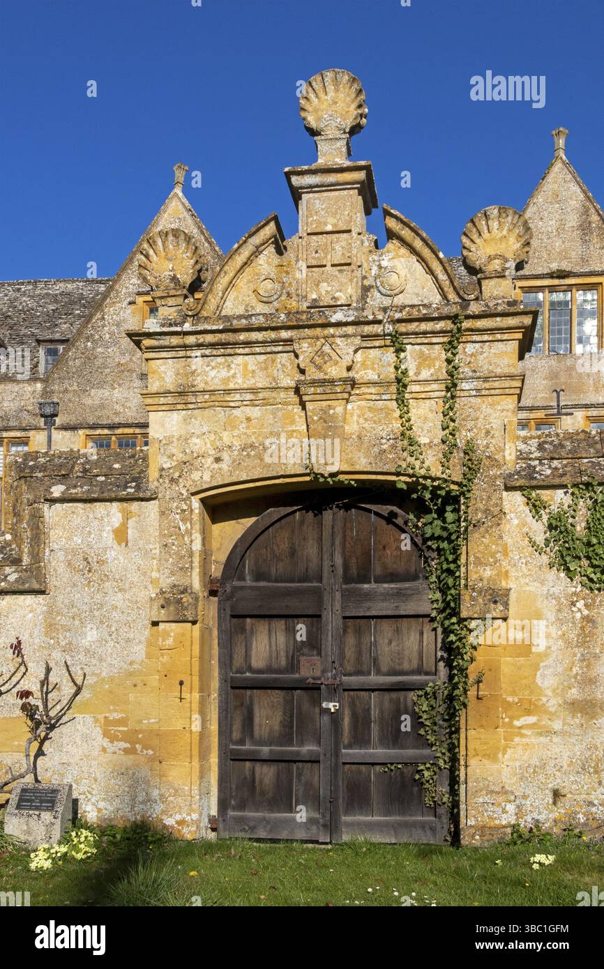 Ingresso laterale, cimitero, Stanway House, Stanway, Cotswolds, Inghilterra, Gran Bretagna Foto Stock