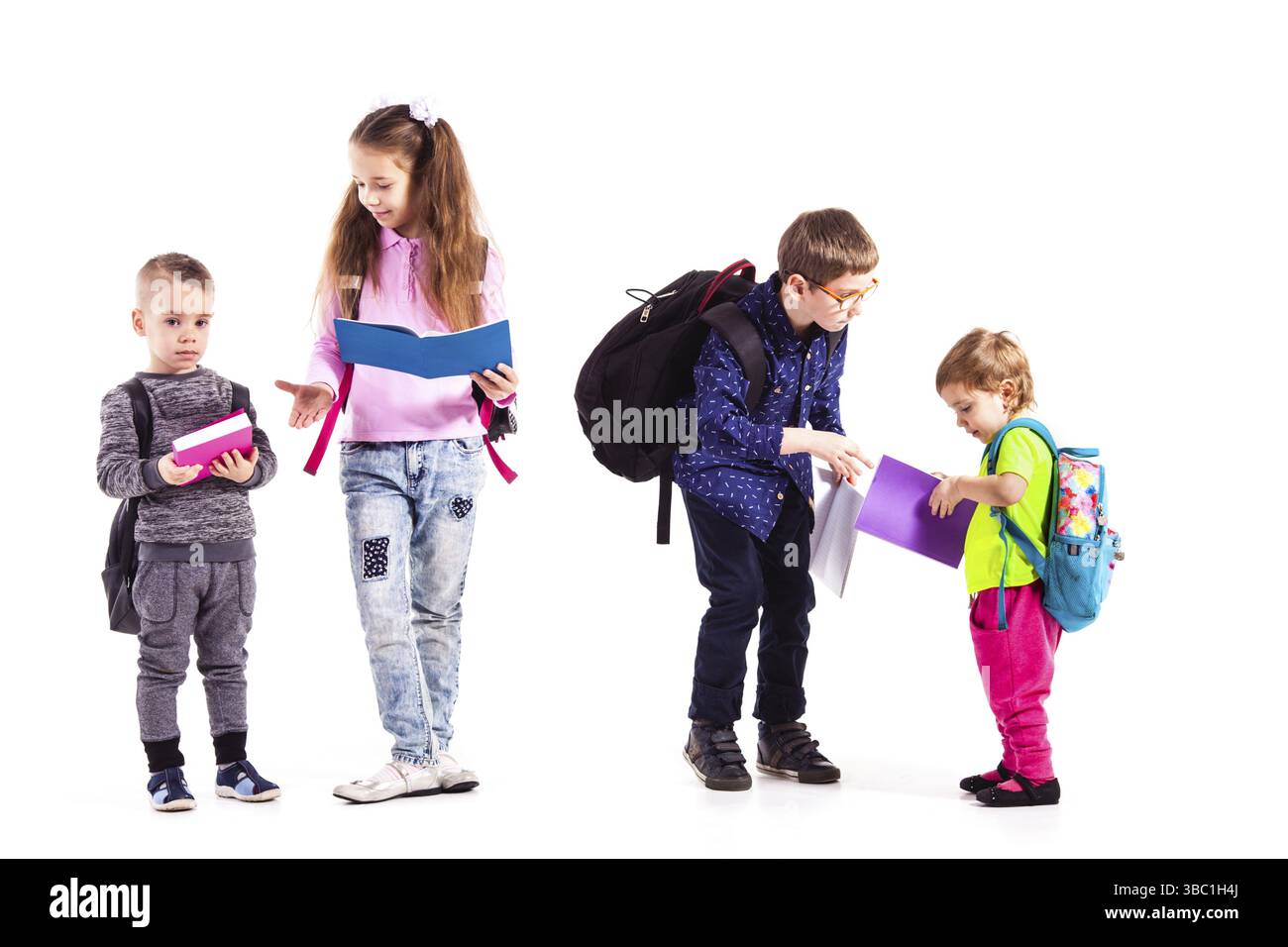 Gli alunni anziani aiutano i più giovani isolati sullo sfondo bianco. Scolaro e scolaresche condividono esperienze con inesperto Foto Stock