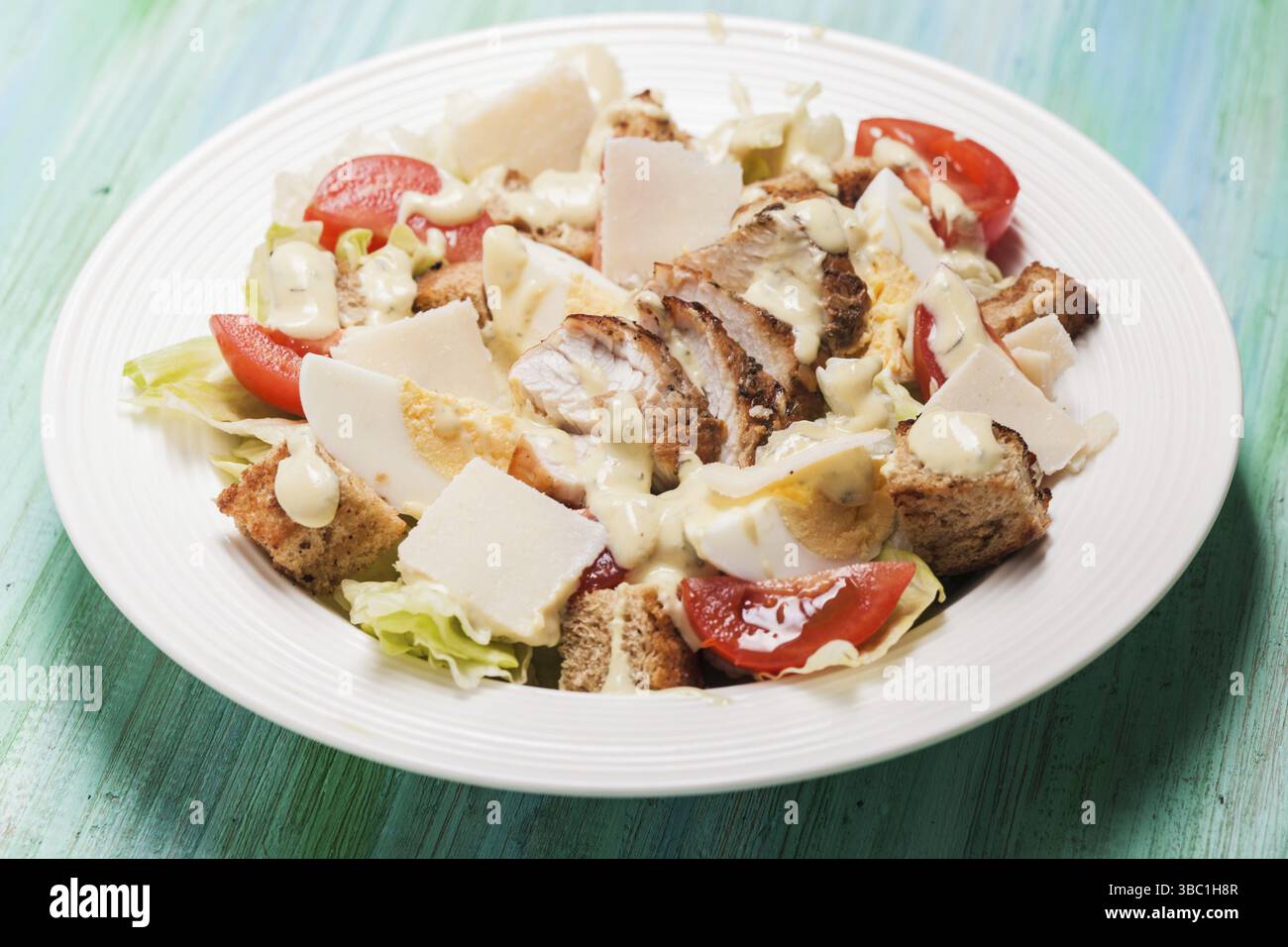 Insalata Caesar in un piatto bianco sul tavolo Foto Stock