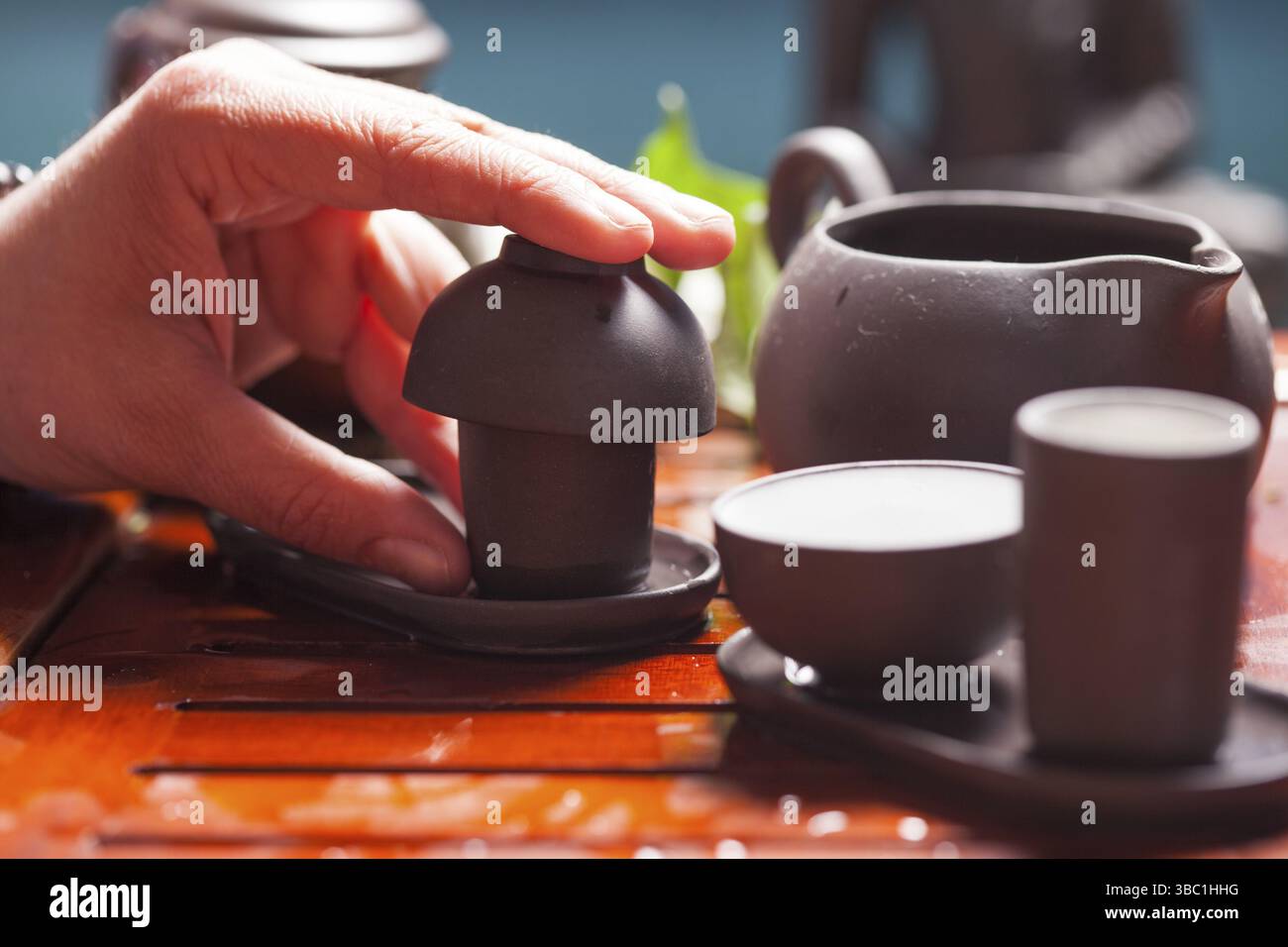 Tavolo da primo piano con terracotta per la cerimonia del tè cinese Foto Stock