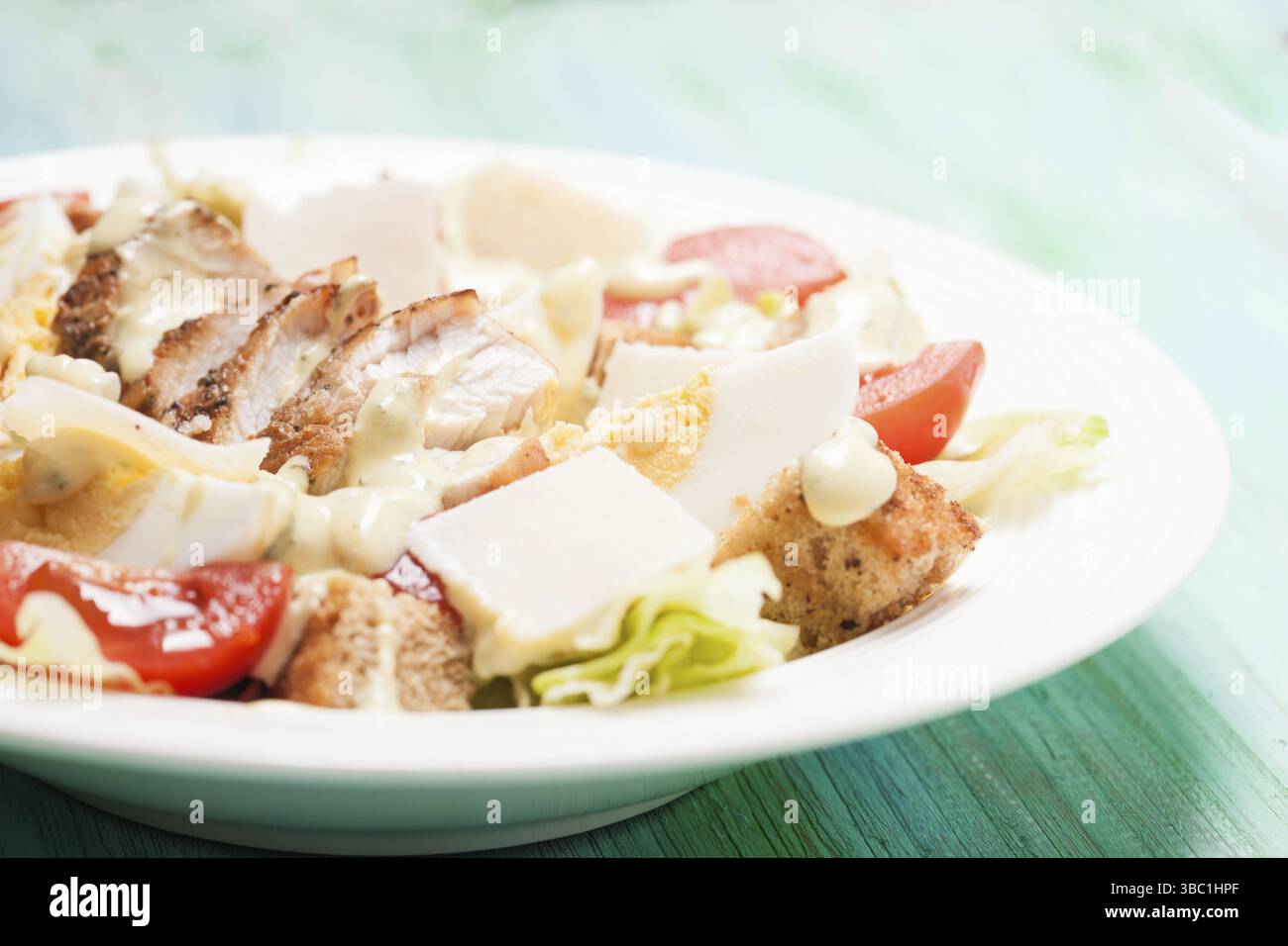 Insalata Caesar in un piatto bianco sul tavolo Foto Stock