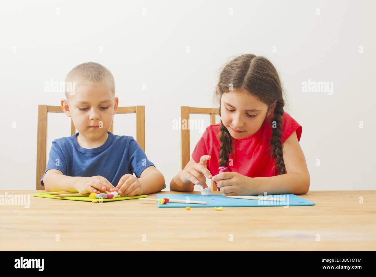 I bambini creativi si modellano a casa. I bambini giocano con plasticina o impasto Foto Stock