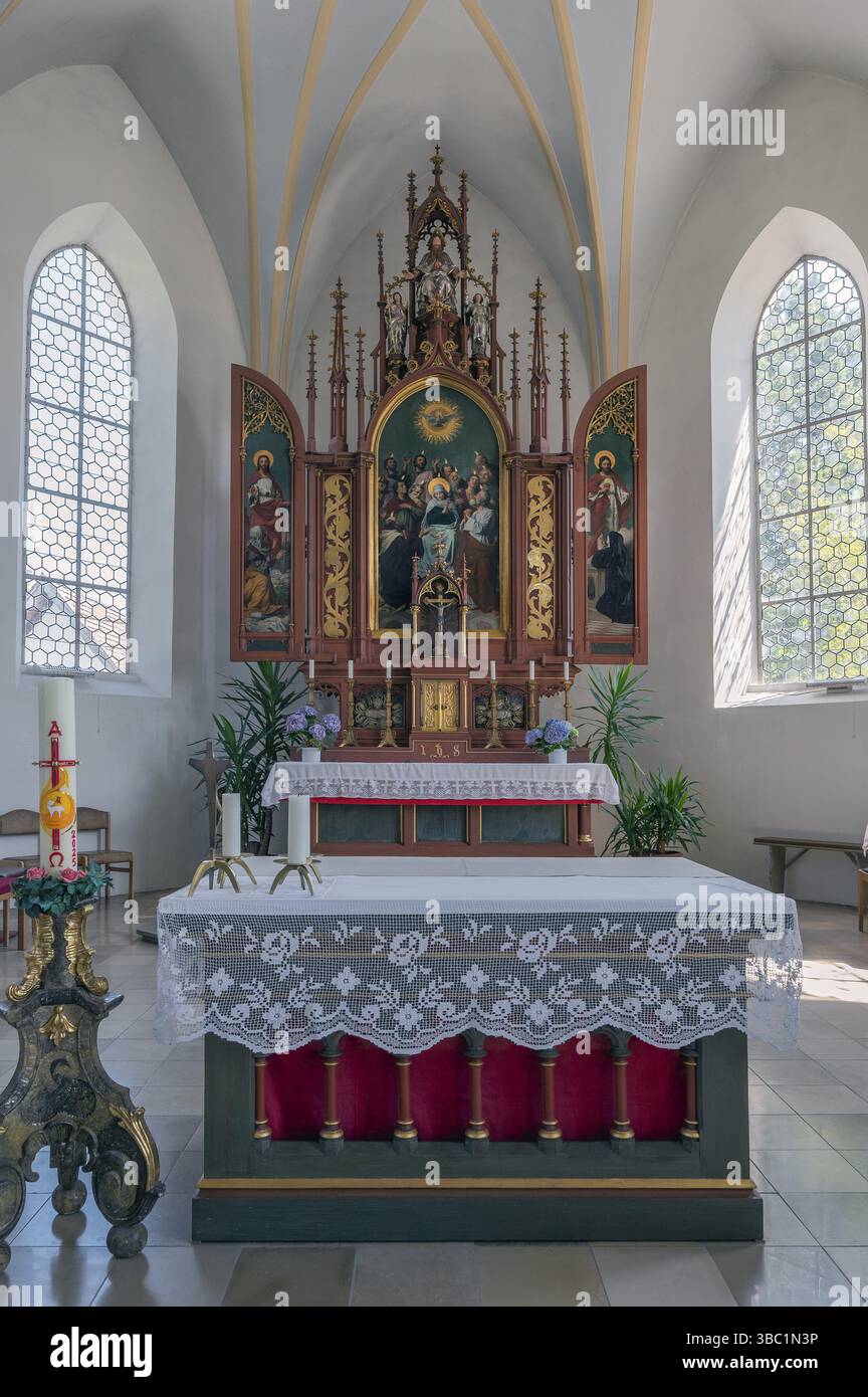 Altare maggiore con candela pasquale 2025, Chiesa di San Michele a Krugzell, Allgaeu, Svevia, Baviera, Germania, Europa Foto Stock