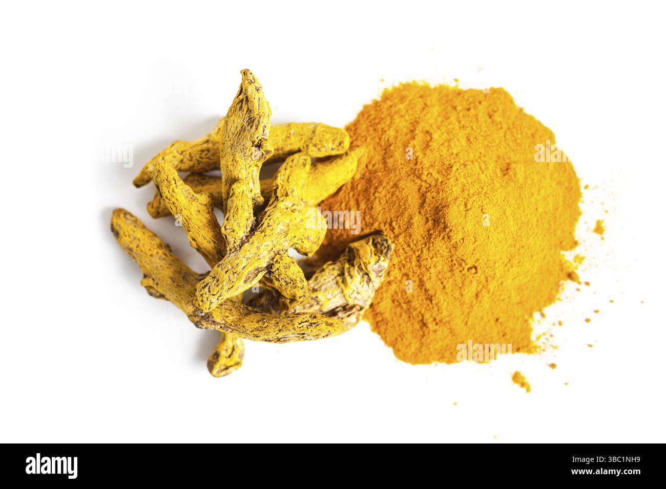 La curcuma spice - polvere e radici a secco isolato su bianco Foto Stock