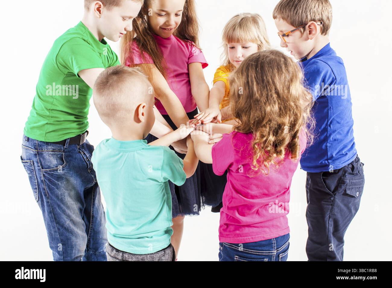 Studio interno per bambini, vista ravvicinata, mani in squadra Foto Stock