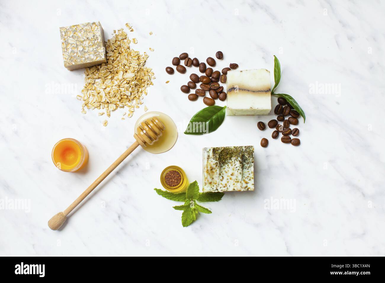 Cosmetici biologici su marmo bianco, bellezza pulita e concetto spa Foto Stock