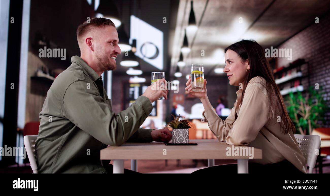 Celebrare l'amore con Un cocktail a Una cena romantica. Foto Stock