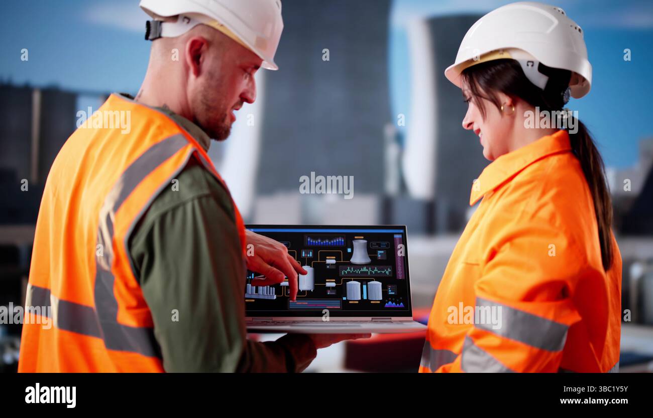 Giovane Latino Man che controlla il sistema di controllo alla centrale nucleare. Foto Stock