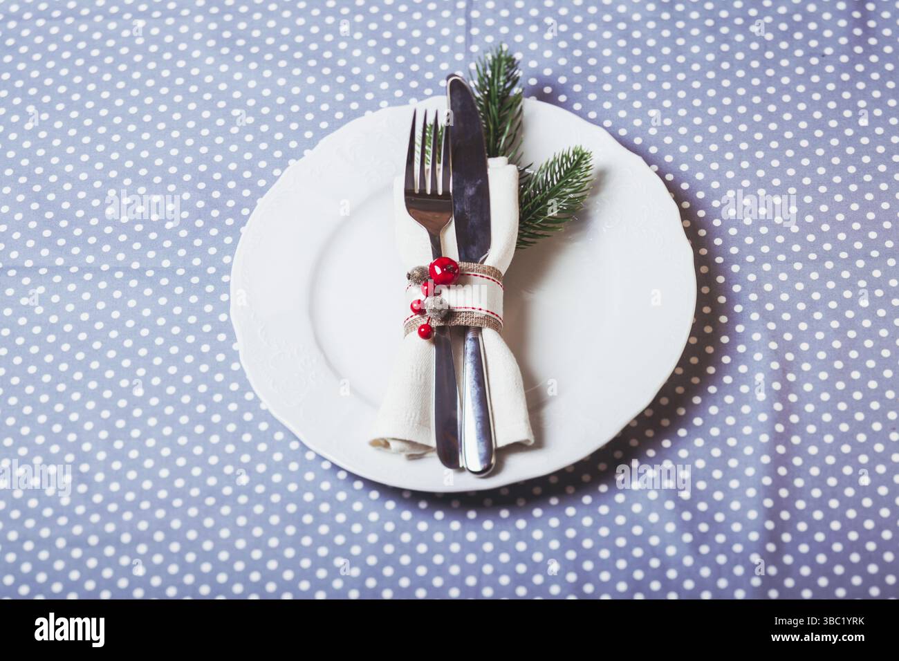 Tavola di servizio di Natale con anelli e caramelle roba Foto Stock
