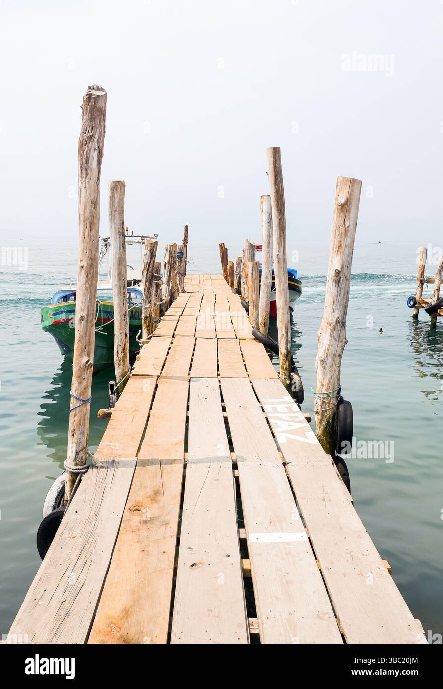 Molo delle barche sulle rive del lago Atitlan, Guatemala. Fatto nel marzo 2024 Foto Stock