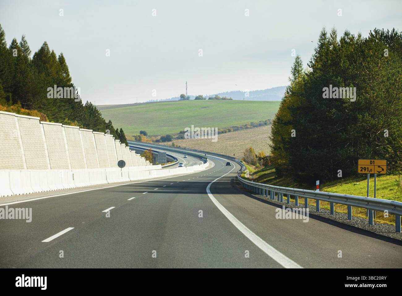 Auto che percorrono la strada asfaltata che attraversa il passo di montagna. Il concetto di viaggiare in montagna Foto Stock