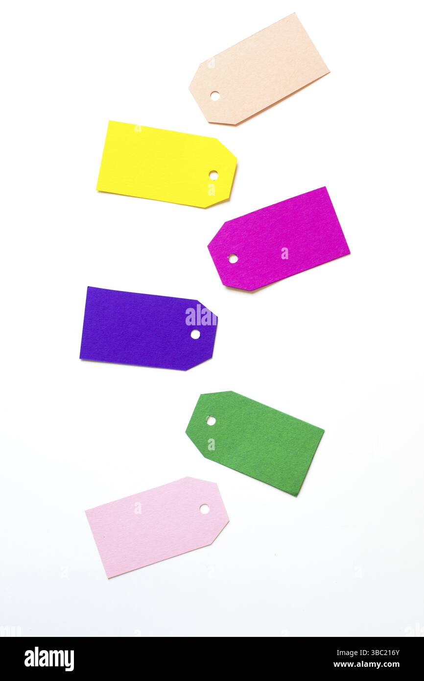 I lotti delle etichette colorate di cartone isolate sullo sfondo bianco. Il modello di etichette vuote brillanti Foto Stock