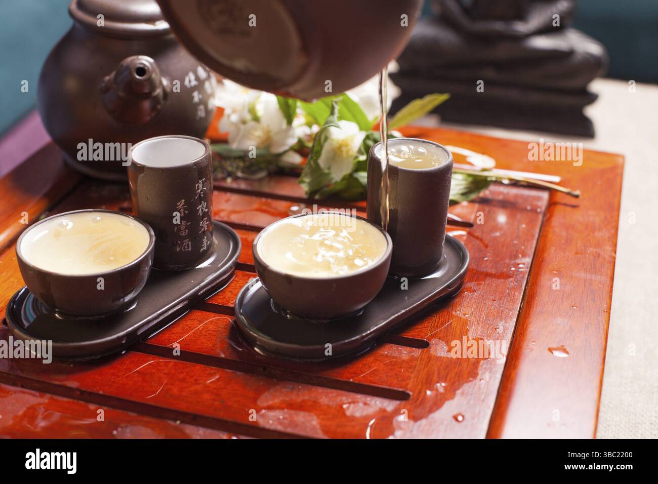 Tavolo da primo piano con terracotta per la cerimonia del tè cinese Foto Stock