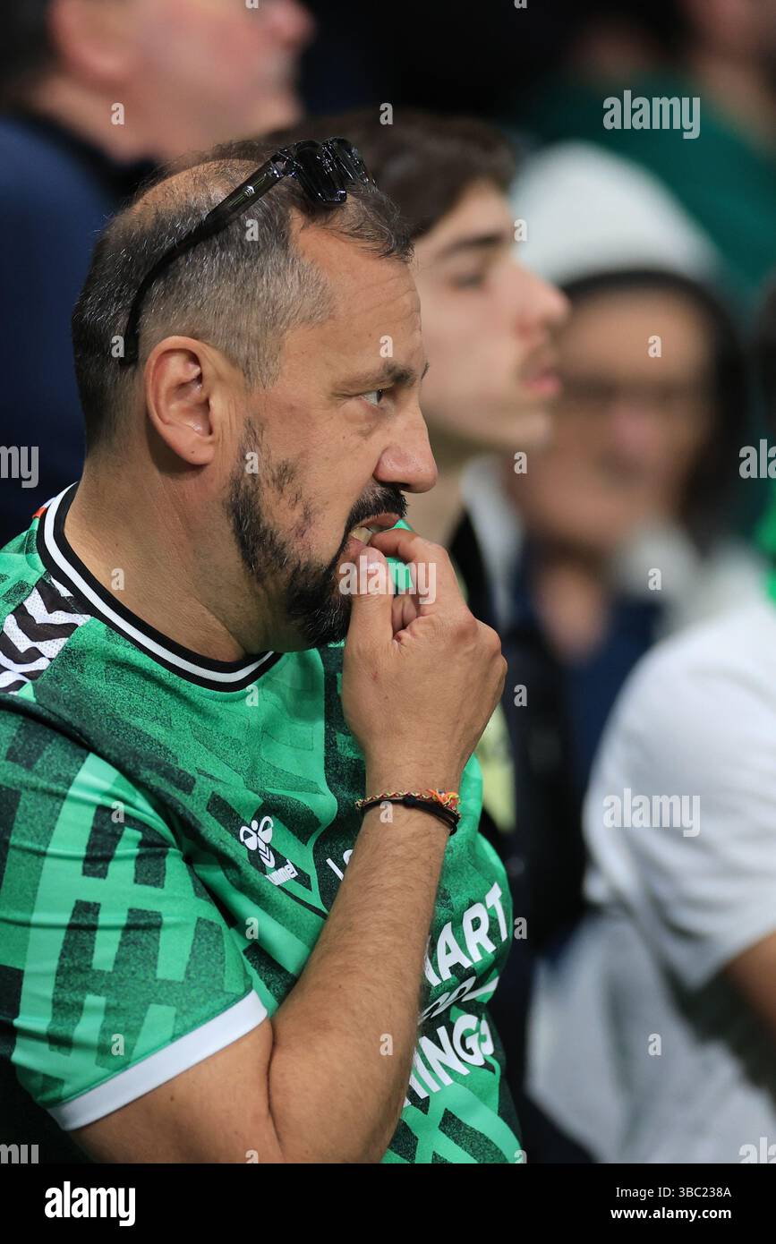 17 maggio 2025; Stade Geoffroy Guichard, Saint Etienne, Francia, Ligue 1 francese, Saint Etienne contro Tolosa; i tifosi DELL'ASSE sembrano frustrati mentre la sua squadra rimane indietro Foto Stock