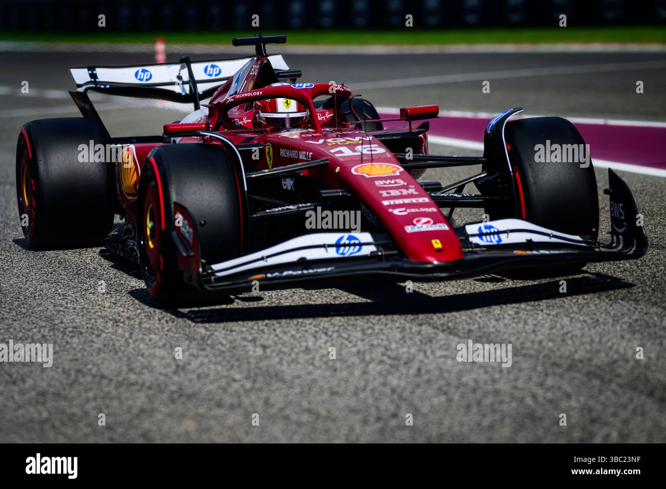 Imola, Italia. 17 maggio 2025. Il pilota monegasco della Scuderia Ferrari Charles Leclerc gareggia durante la sessione di qualificazione del Gran Premio di Formula 1 dell'Emilia-Romagna all'autodromo Enzo e Dino Ferrari di Imola, in Italia, il 17 maggio 2025. (Foto di jure Makovec/SOPA Images/Sipa USA) credito: SIPA USA/Alamy Live News Foto Stock
