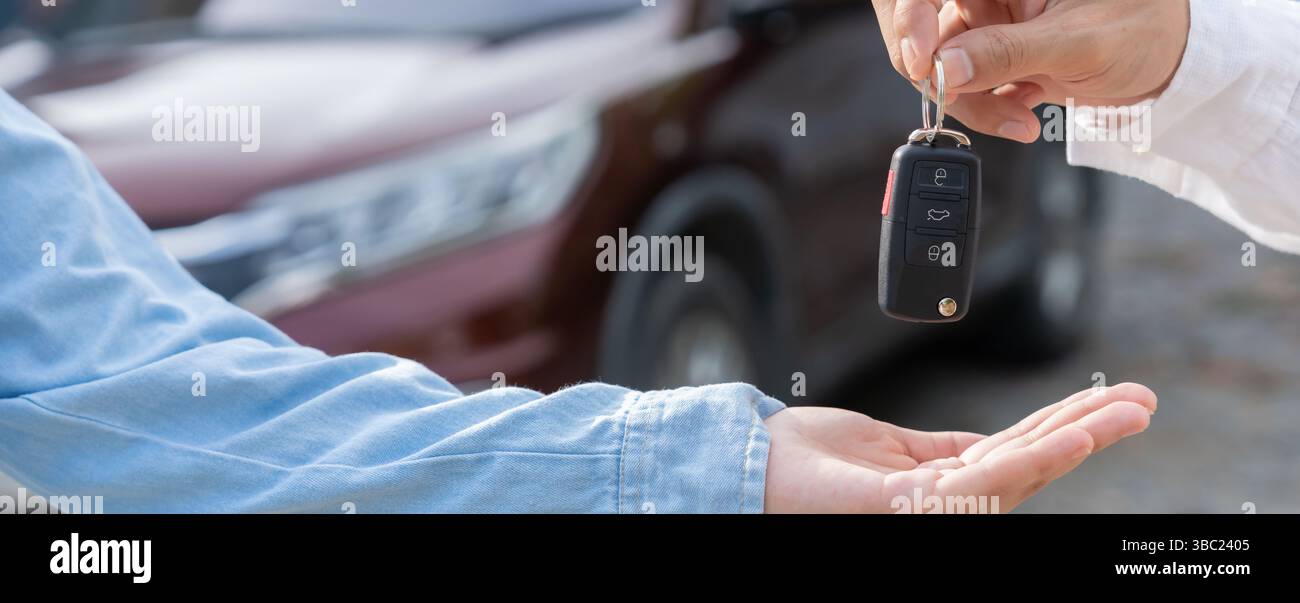 Il responsabile della concessionaria invia le chiavi della vettura al nuovo proprietario. Vendite, credito di prestito finanziario, noleggio di veicoli, assicurazione, noleggio, venditore, concessionario, rateo, auto Foto Stock
