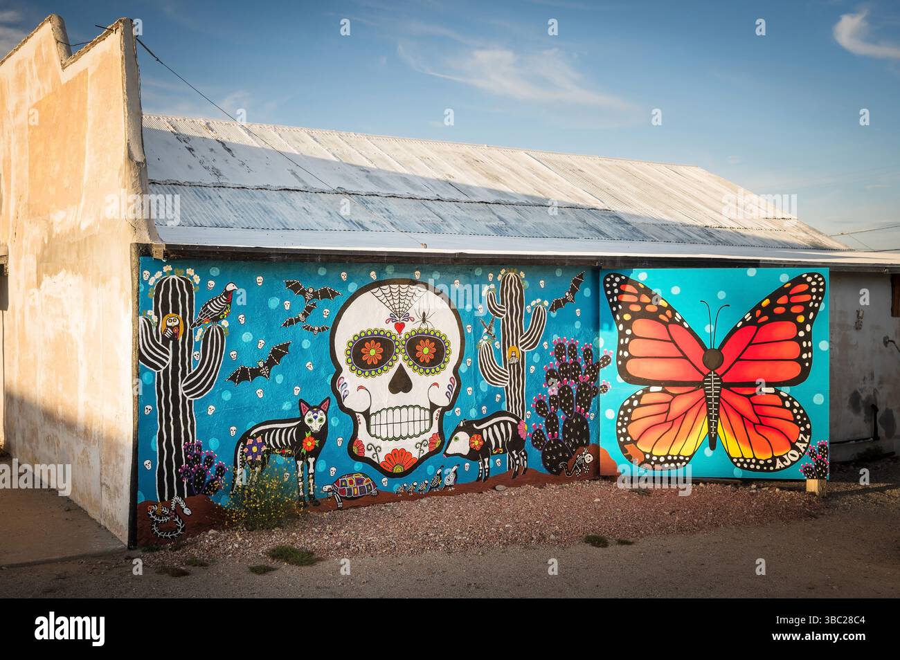 Murales del giorno messicano dei morti dipinti su un teatro abbandonato nella comunità artistica di Ajo Arizona, Stati Uniti. Foto Stock