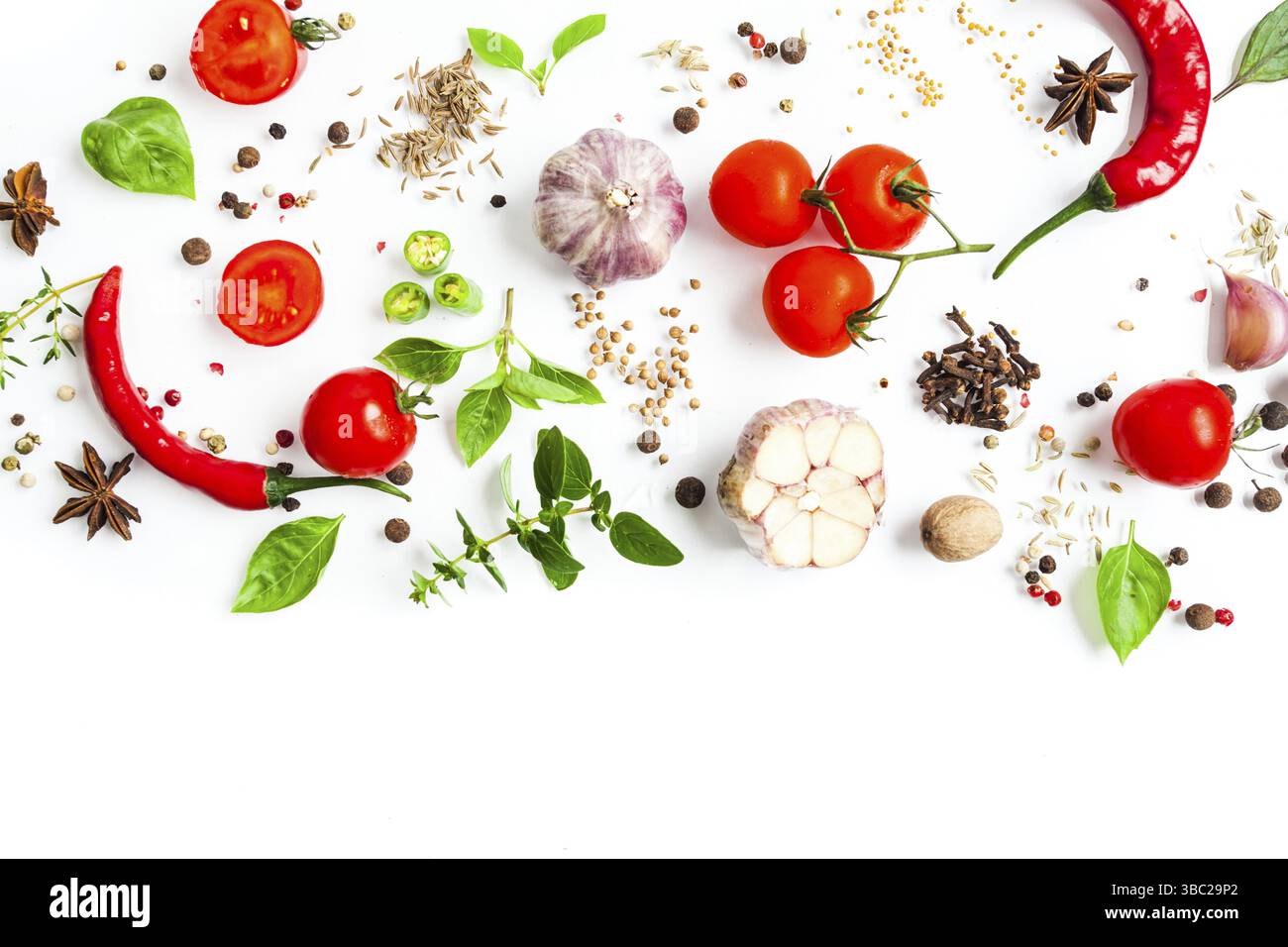 Erbe e spezie con rosso piatto di verdure giaceva sul bianco. Posto per il testo Foto Stock