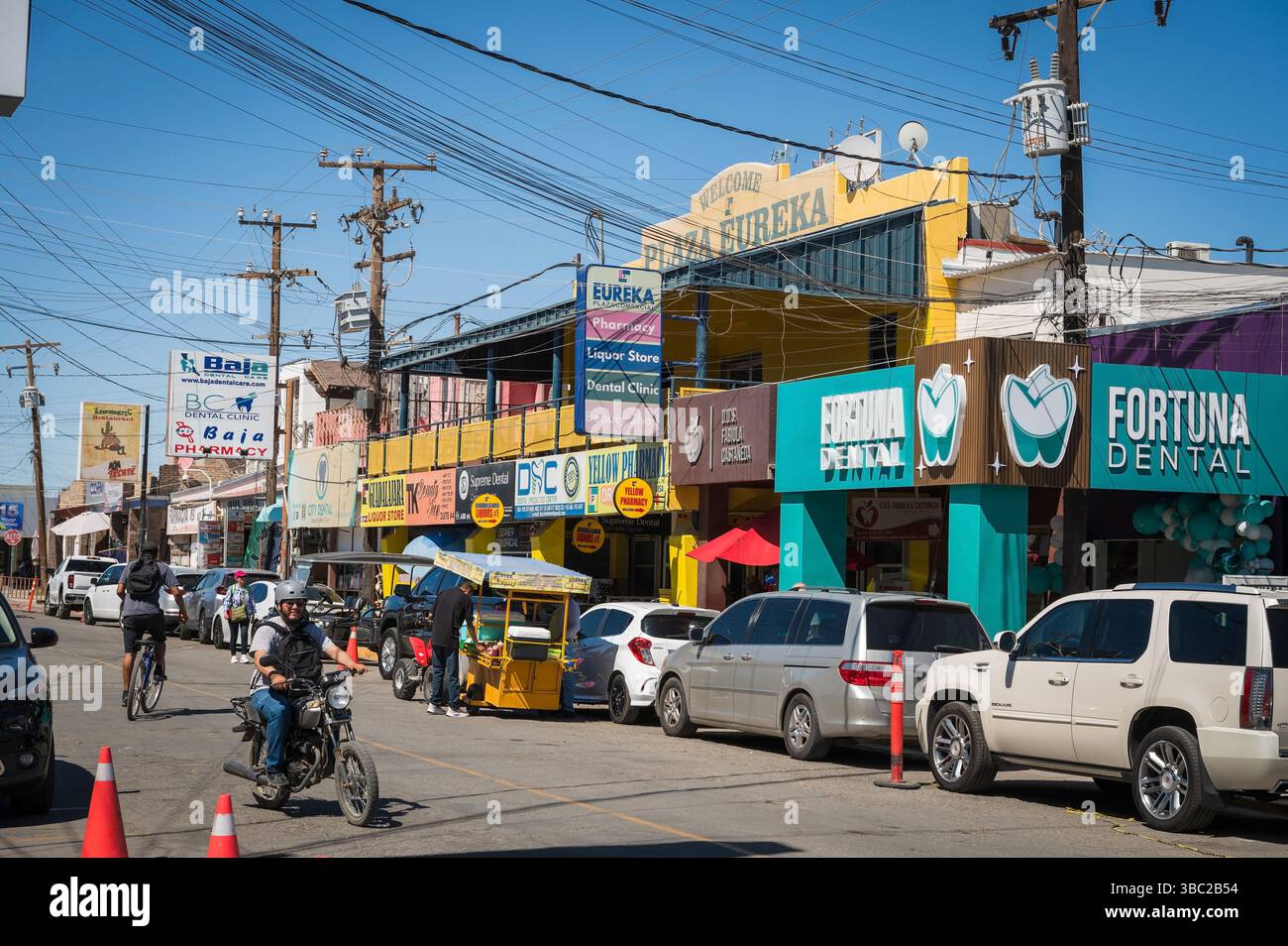 Studi odontoiatrici e farmacie a Los Algodones in Messico. Conosciuta come molar City, Los Algodones è nota per fornire cure odontoiatriche economiche agli americani. Foto Stock