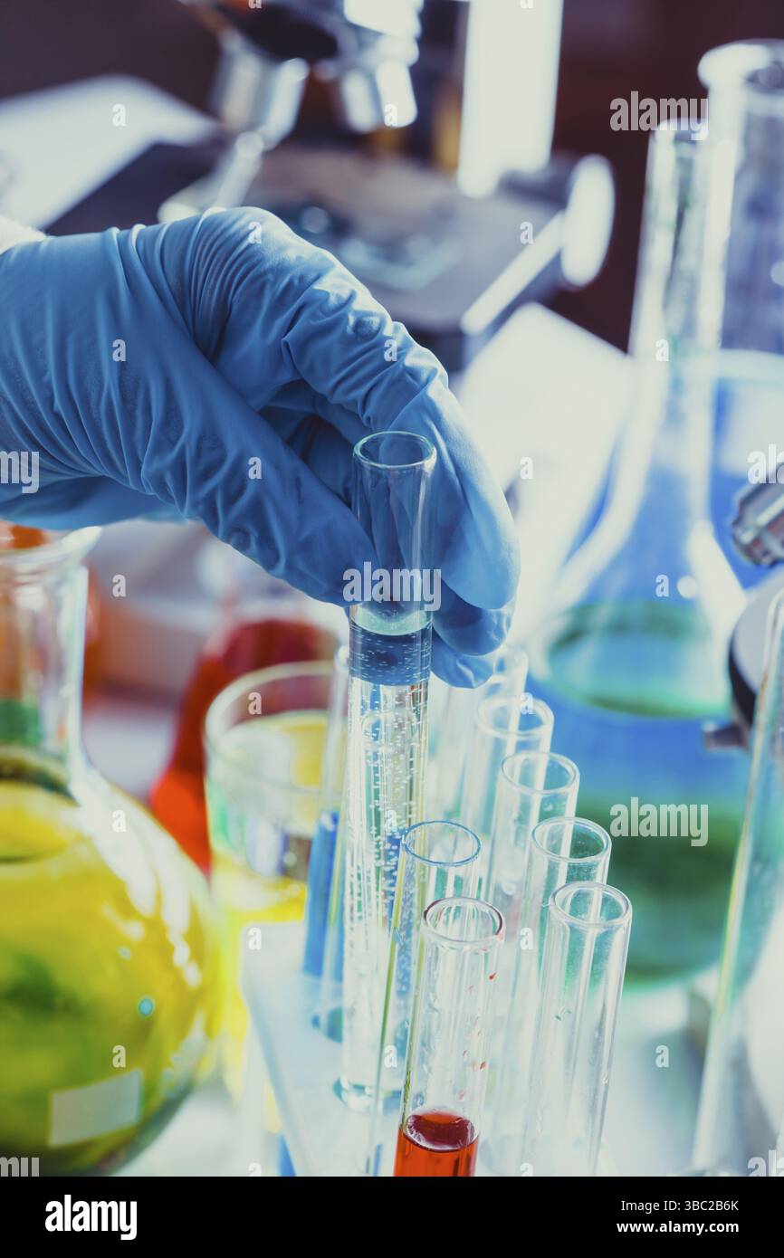 Chiudere il tubo di laboratorio in mano del lavoratore Foto Stock