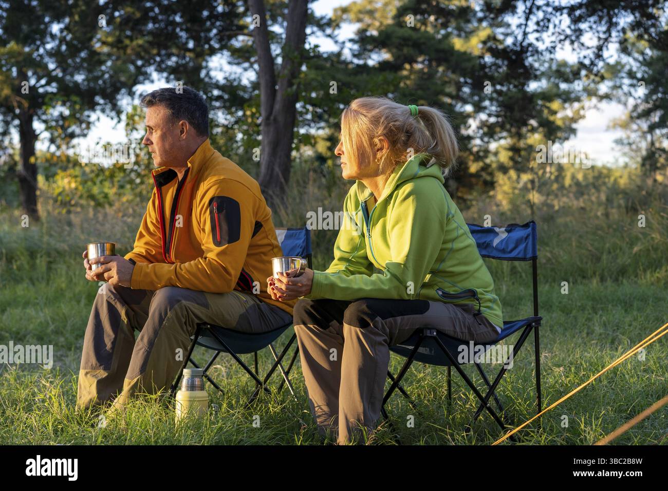 Scenografico campeggio con una coppia che beve caffè caldo Foto Stock