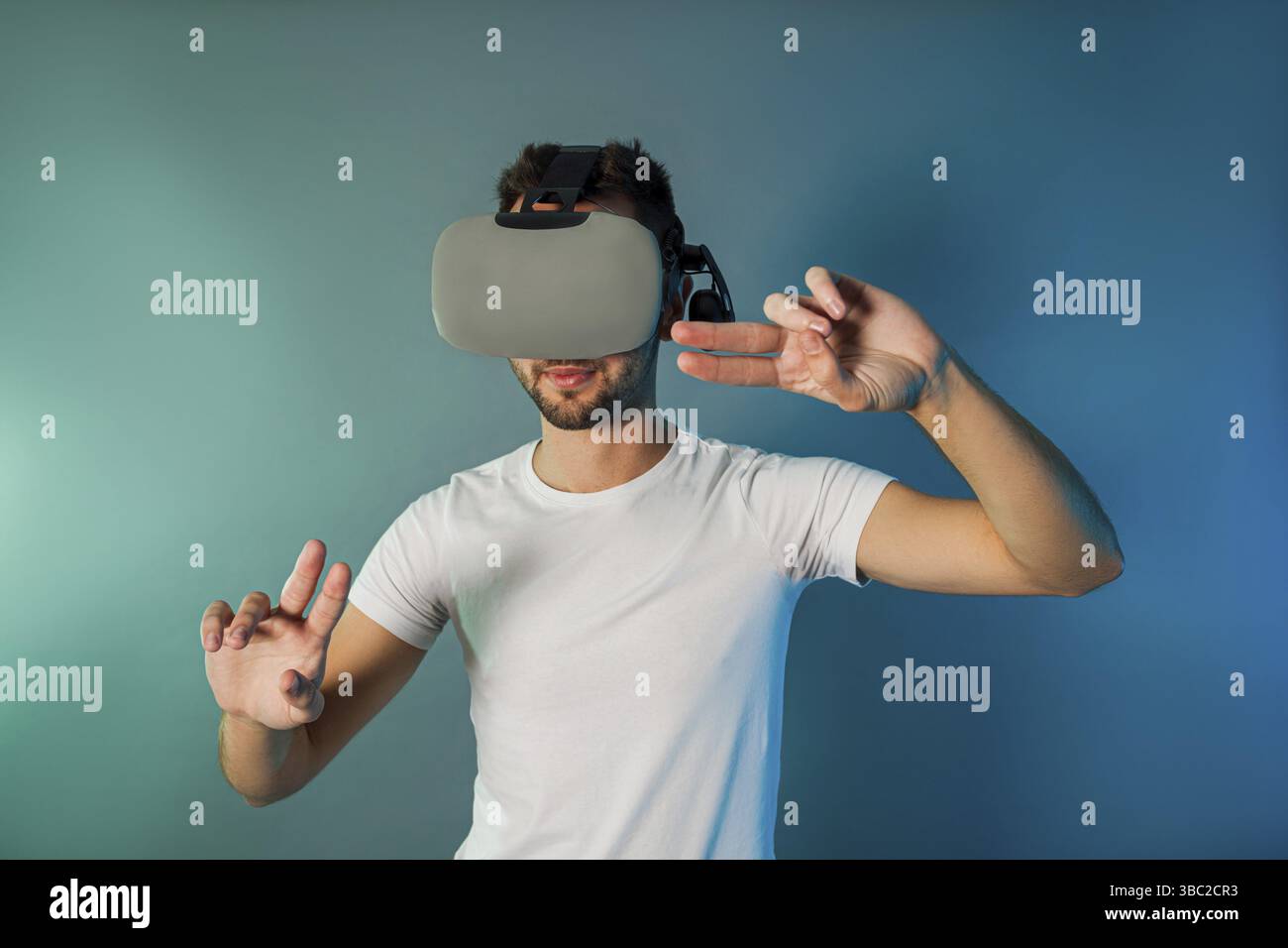 Uomo che usa occhiali di realtà virtuale per lo shopping virtuale. Realtà aumentata Foto Stock