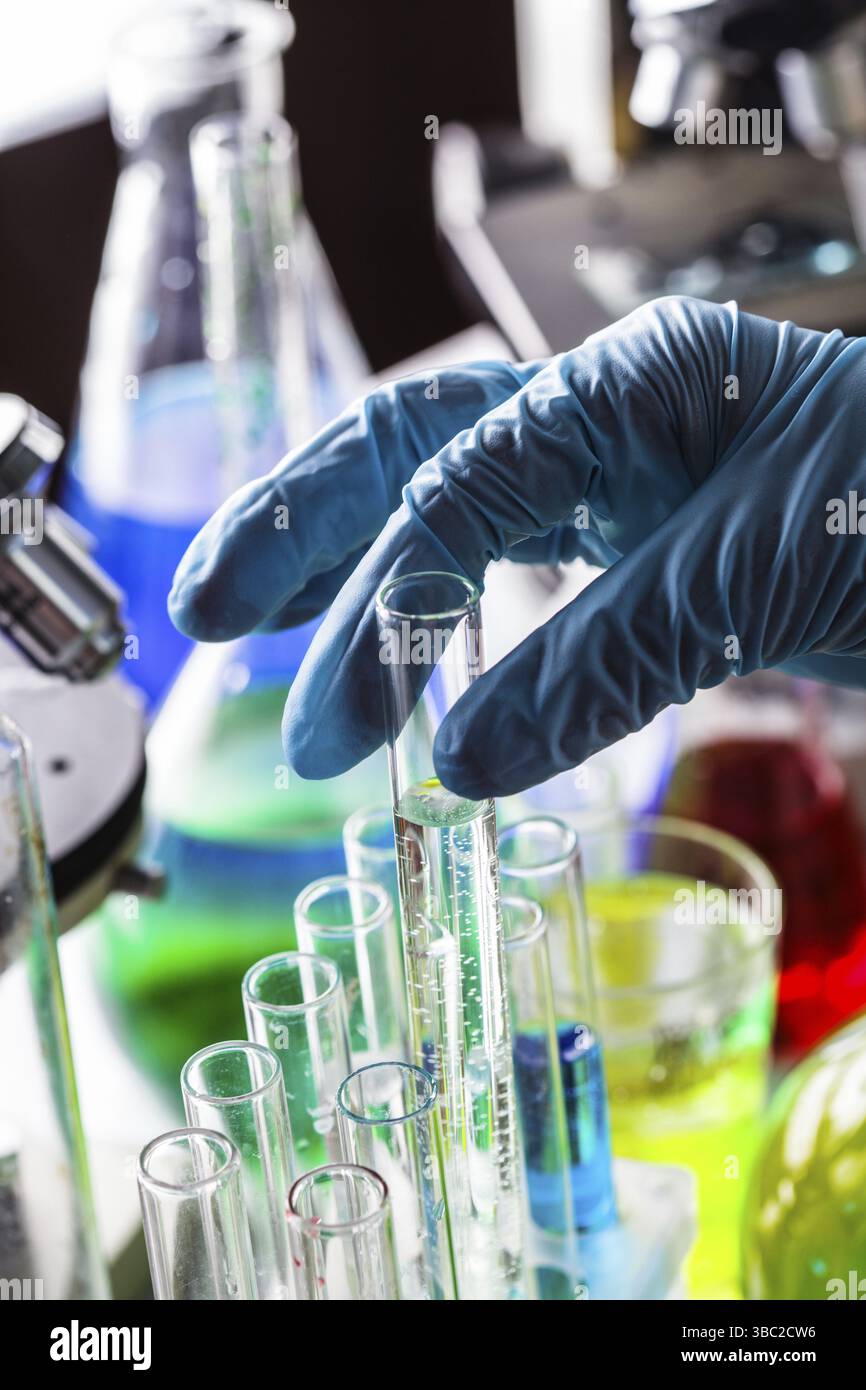 Chiudere il tubo di laboratorio in mano del lavoratore Foto Stock