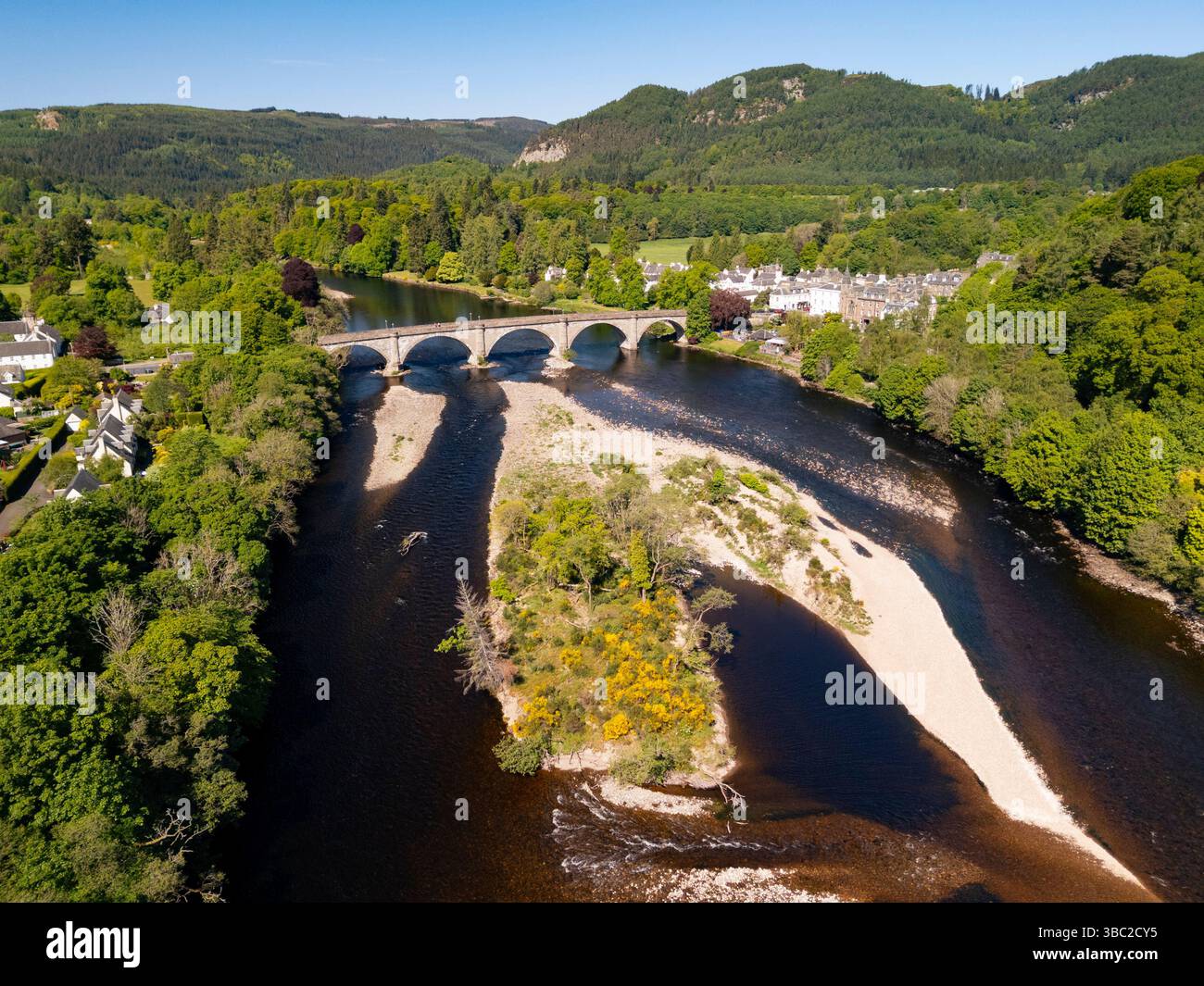 Vista aerea del fiume Tay a Dunkeld. I livelli dei fiumi sono inferiori alla normale gamma prevista per questo periodo dell'anno. Foto Stock