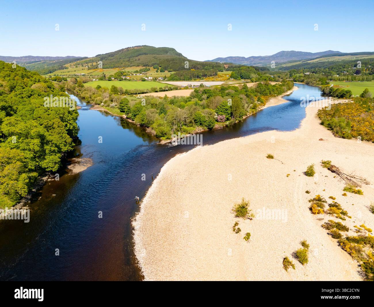 Veduta aerea della confluenza del fiume Tay (a sinistra) e del fiume Tummel a Ballinluig. I livelli del fiume sono più bassi del normale. Foto Stock