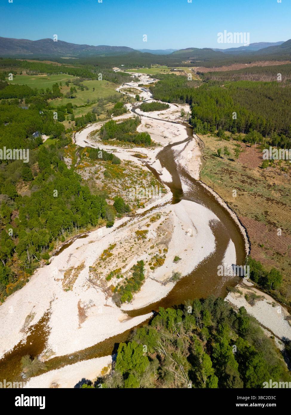 Vista aerea dei bassissimi livelli d'acqua del fiume Feshie vicino a Feshiebridge nel Parco Nazionale di Cairngorms in Scozia. Foto Stock