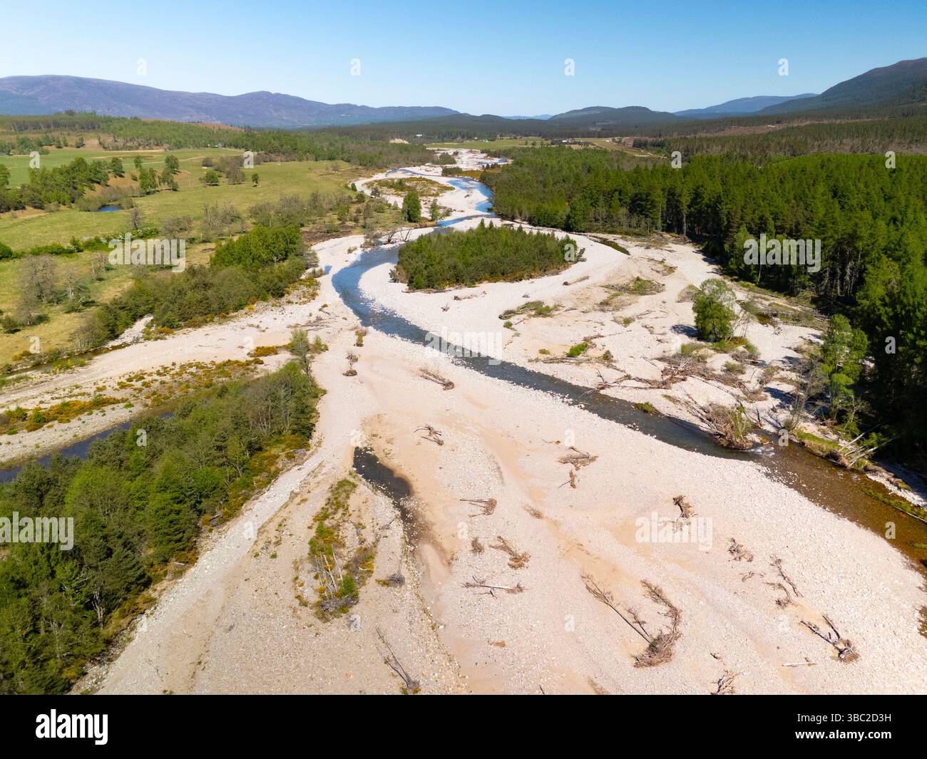 Vista aerea dei bassissimi livelli d'acqua del fiume Feshie vicino a Feshiebridge nel Parco Nazionale di Cairngorms in Scozia. Foto Stock
