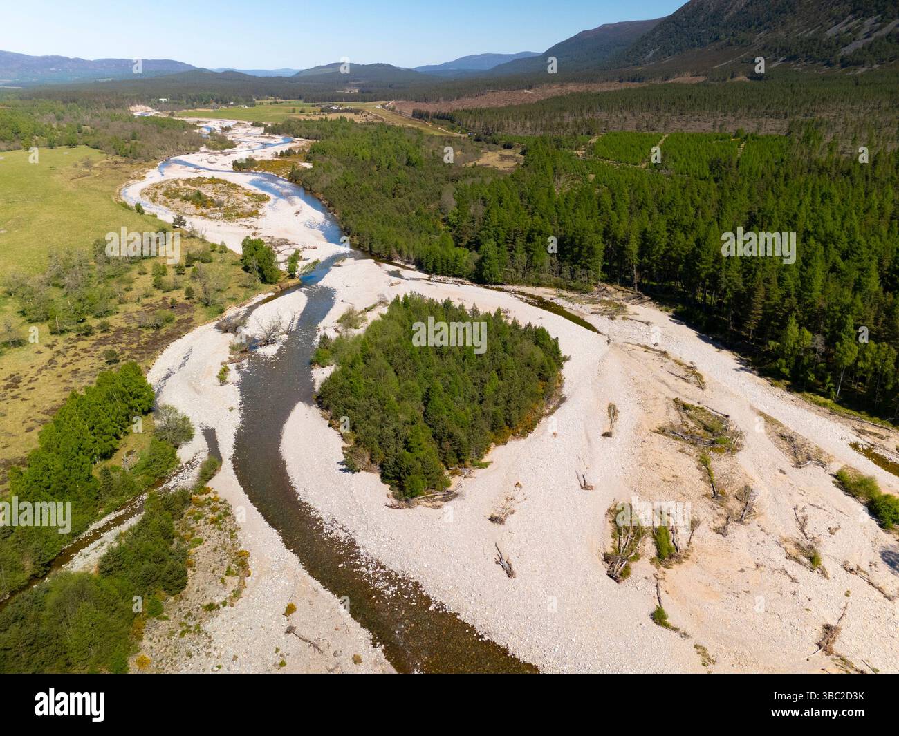 Vista aerea dei bassissimi livelli d'acqua del fiume Feshie vicino a Feshiebridge nel Parco Nazionale di Cairngorms in Scozia. Foto Stock