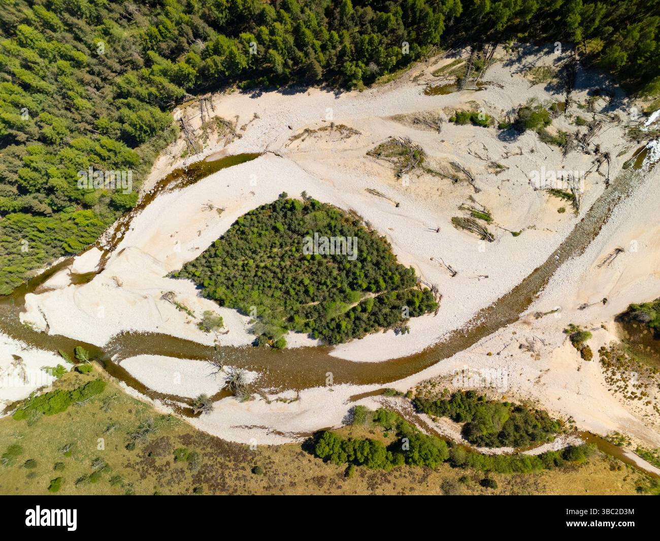 Vista aerea dei bassissimi livelli d'acqua del fiume Feshie vicino a Feshiebridge nel Parco Nazionale di Cairngorms in Scozia. Foto Stock