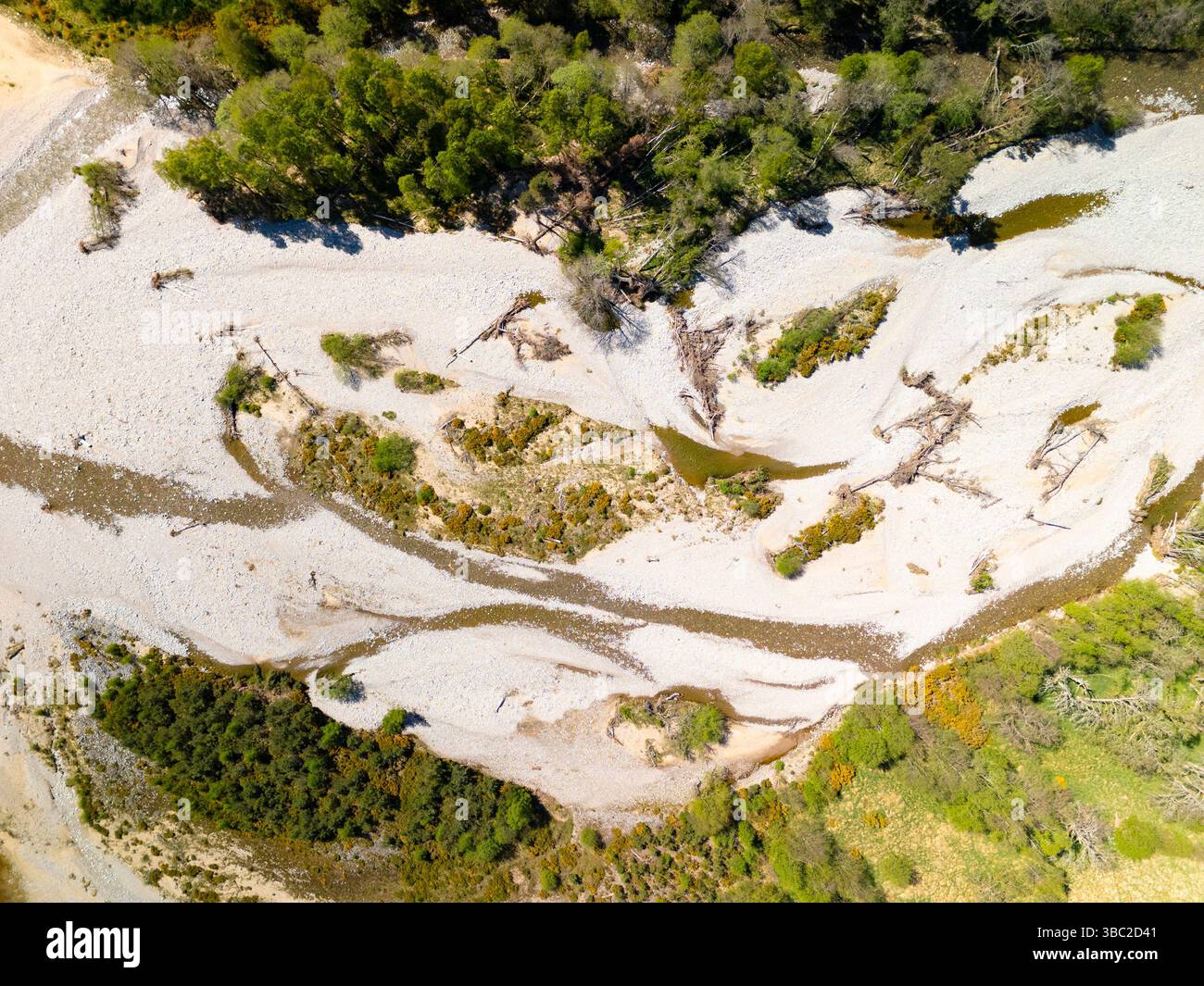Vista aerea dei bassissimi livelli d'acqua del fiume Feshie vicino a Feshiebridge nel Parco Nazionale di Cairngorms in Scozia. Foto Stock
